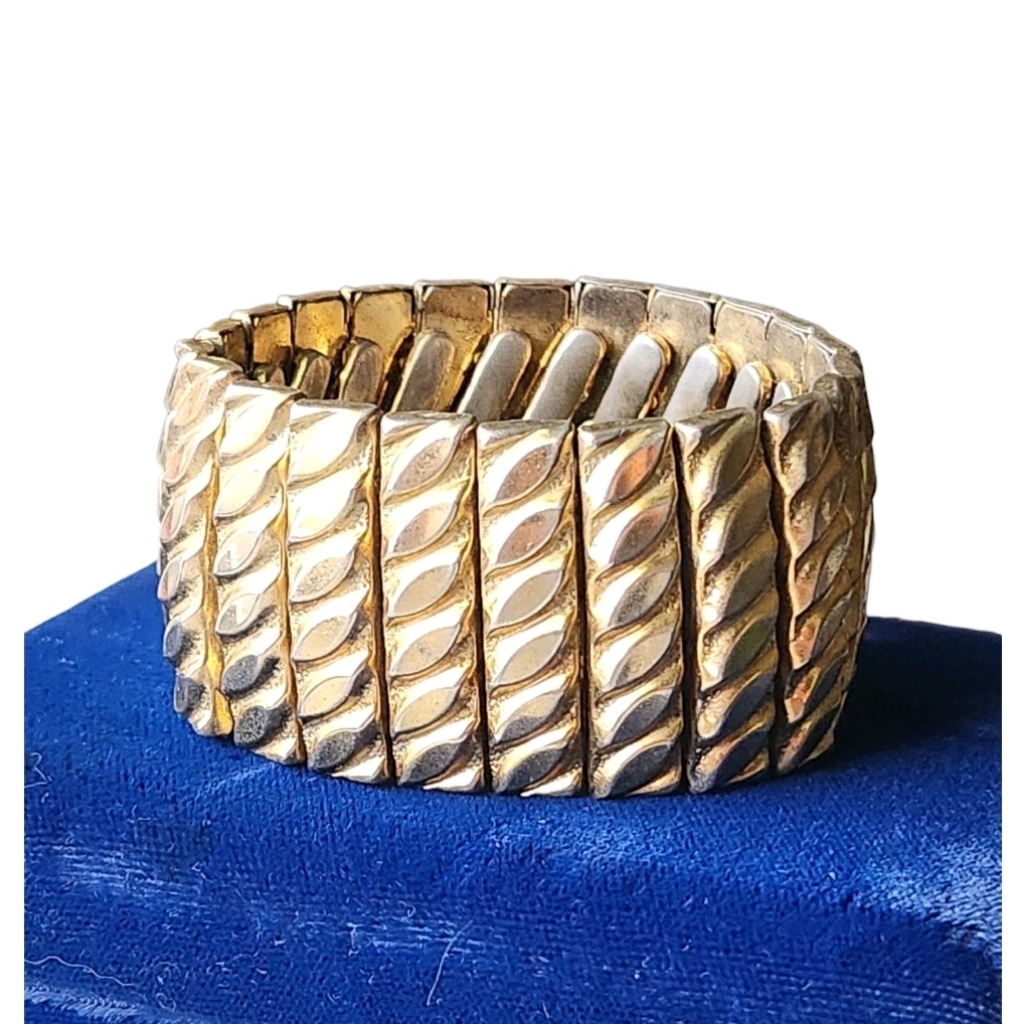 Vintage Signed Hong Kong Goldtone Textured Expansion Expandable Bracelet 9$